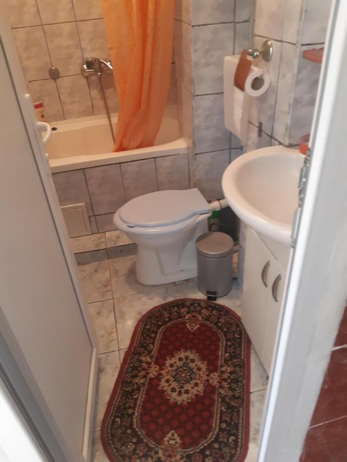 Lucian Studio Apartment Bukares Bagian luar foto