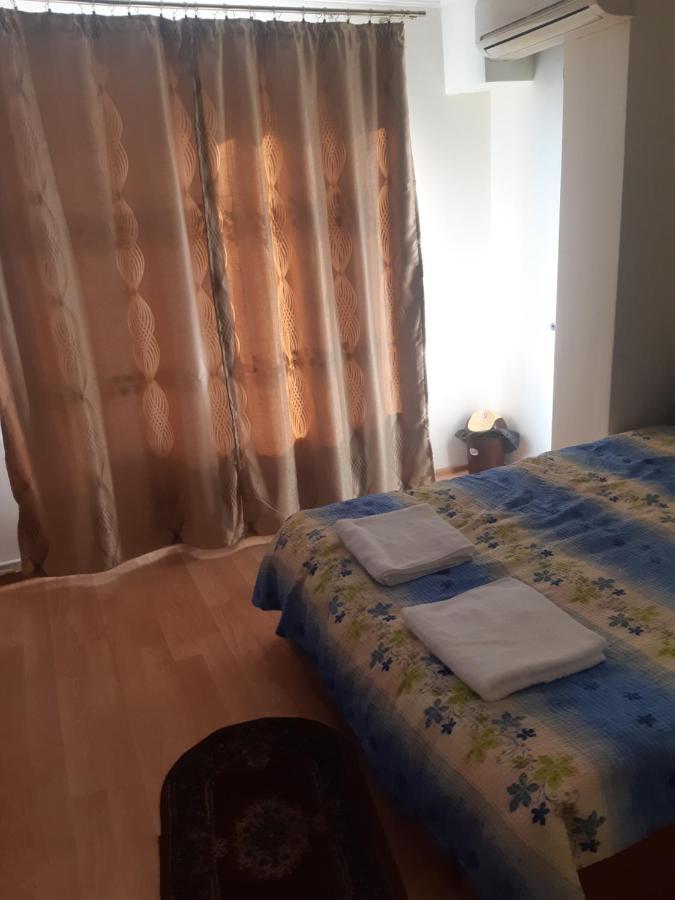 Lucian Studio Apartment Bukares Bagian luar foto